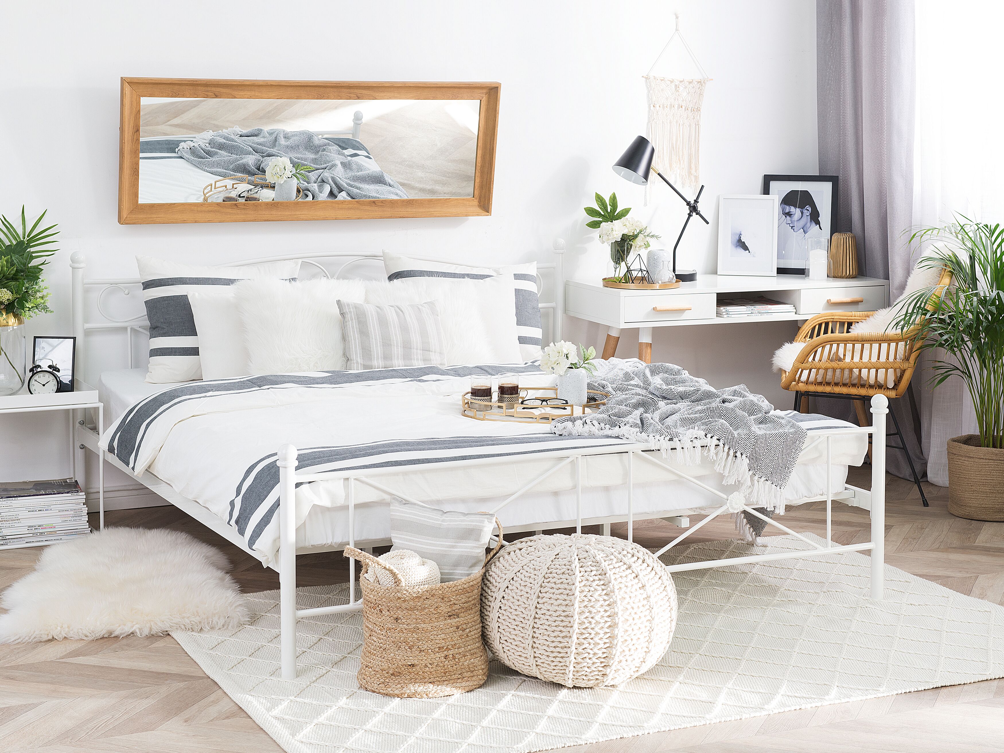 Struttura per letto matrimoniale in metallo con testiera e pediera vintage, base in ferro Struttura per letto matrimoniale in metallo con testiera e pediera vintage, base in ferro