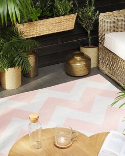 Ulkomatto vaaleanpunainen/valkoinen 140 x 200 cm KONARLI Ulkomatto vaaleanpunainen/valkoinen 140 x 200 cm KONARLI