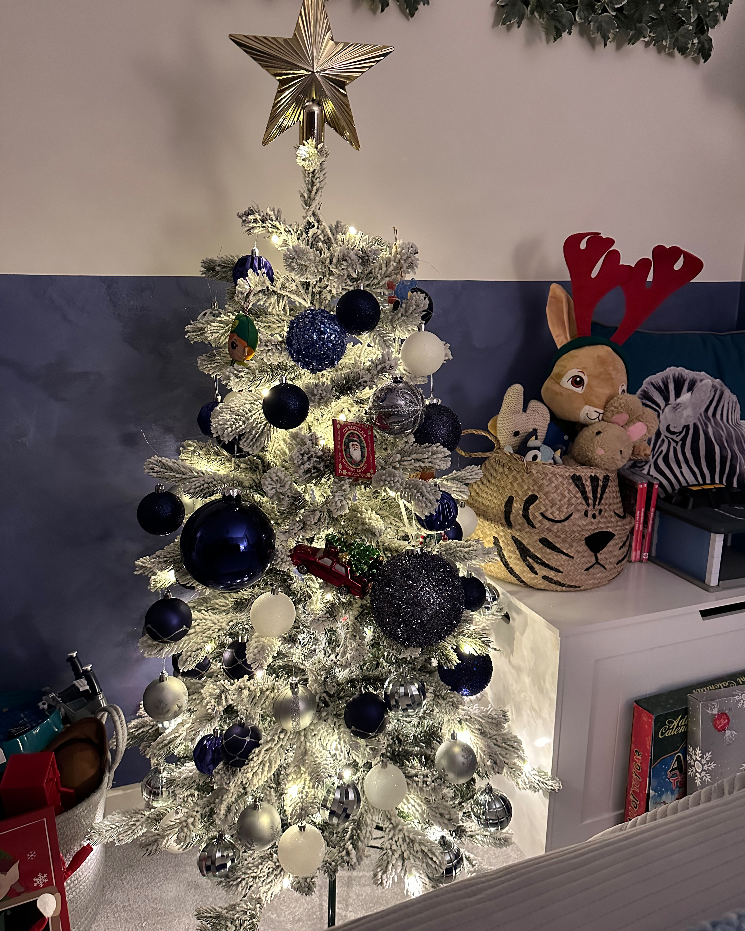 Künstlicher Weihnachtsbaum mit LED Beleuchtung schneebedeckt 120 cm weiß TATLOW_895637