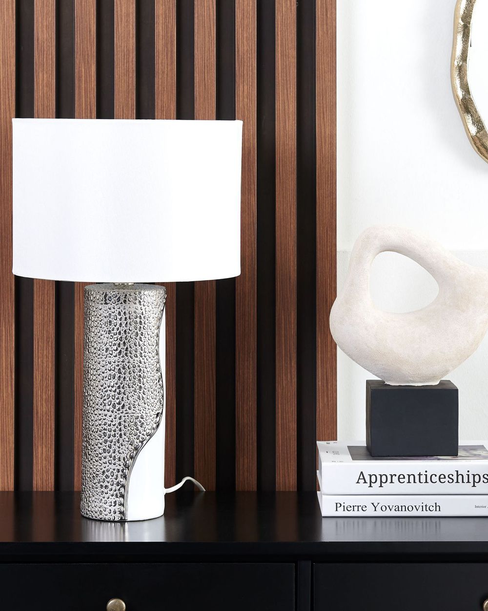 Beliani Tischlampe Im Glamour-Stil | Porzellanfuß & Kunstseidenschirm In Weiß/Silber | Für Schlafzimmer & Wohnbereich