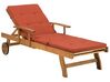 Chaise longue en bois naturel avec coussin rouge JAVA_763154