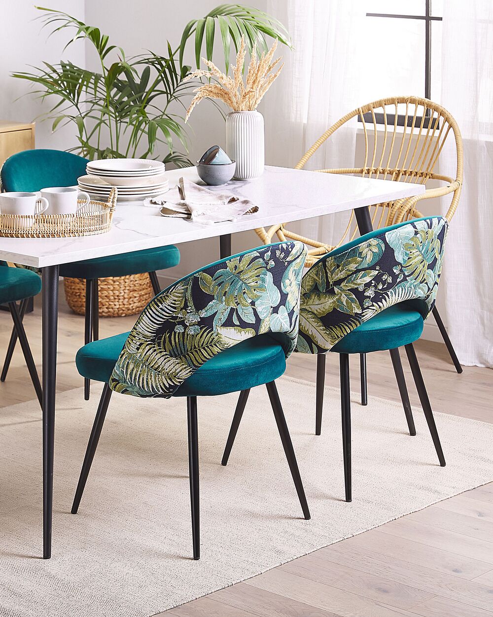 Cucina moderna con tavolo in legno e sedie blu