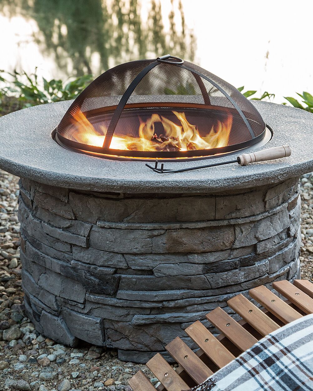 Feuerstelle hellgrau Leichtbeton rund TAMBORA | Beliani.de