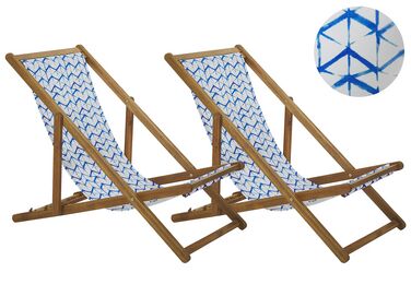 Conjunto 2 espreguiçadeiras madeira clara e 2 lonas brancas e padrão geométrico azul ANZIO