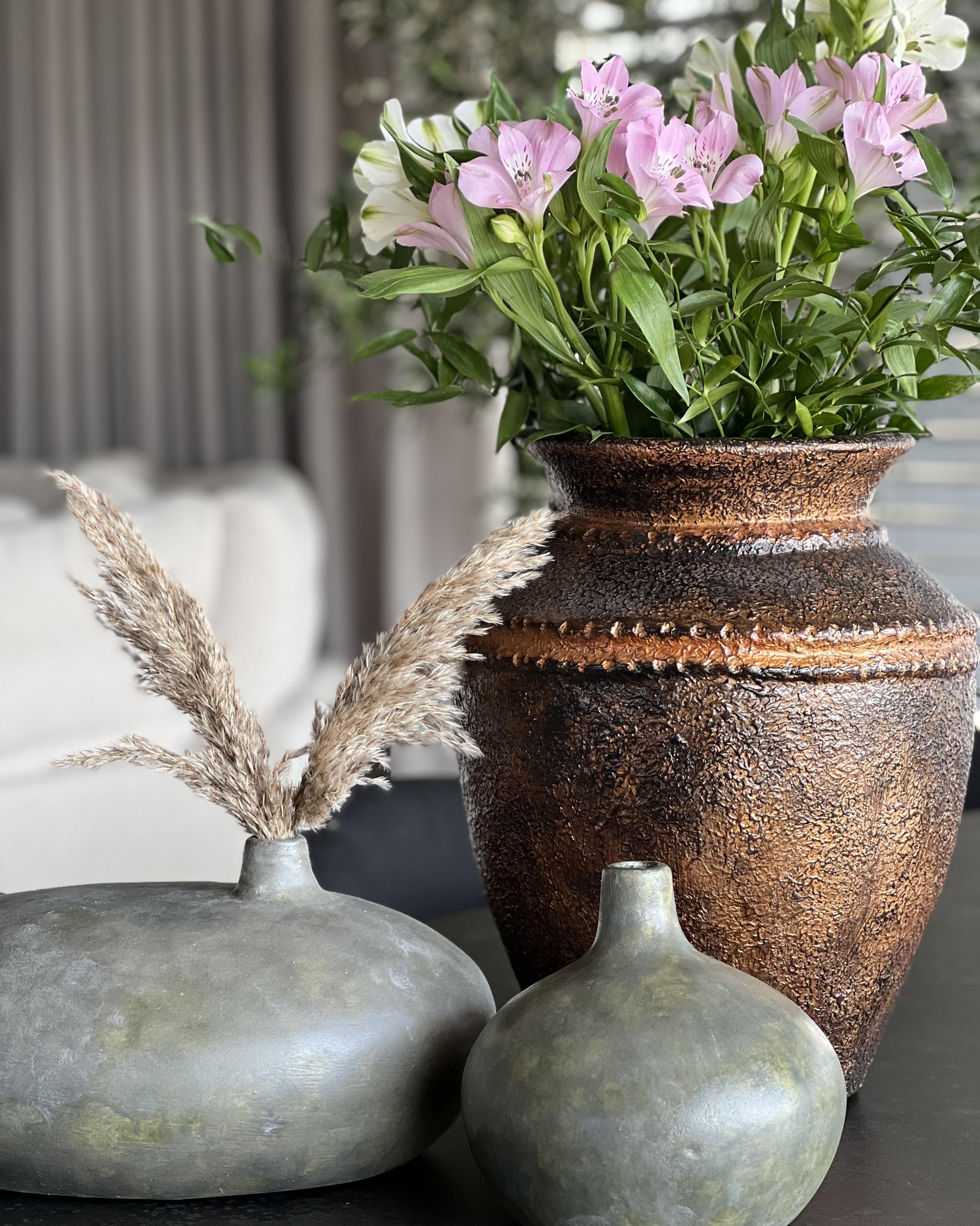 Dekoratívna terakotová váza 18 cm sivá/zlatá KLANG_913533