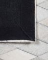 Teppich Kuhfell weiss / schwarz 160 x 230 cm Patchwork Kurzflor MALDAN_742843