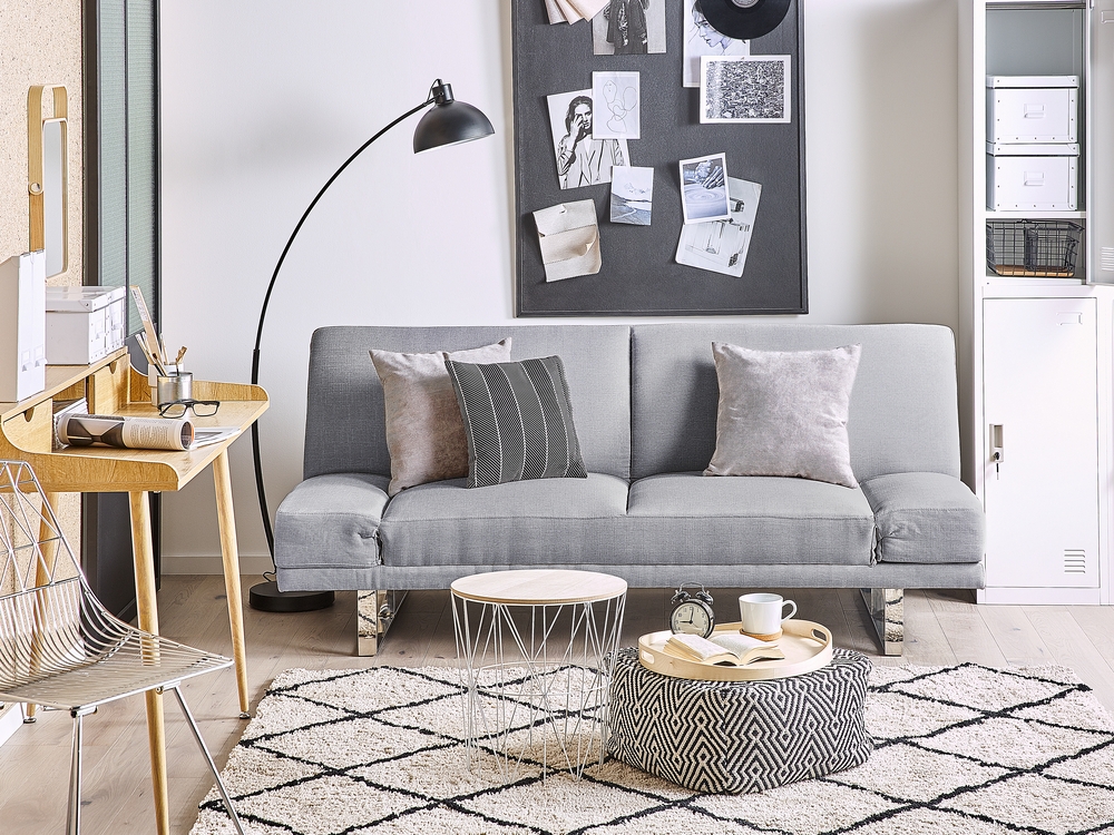Eleganti cuscini decorativi sul divano grigio all'interno Foto