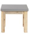 Conjunto de 2 taburetes de jardín de cemento reforzado gris/madera clara OSTUNI_805472