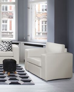 Valkoinen nahkaverhoiltu nojatuoli HELSINKI