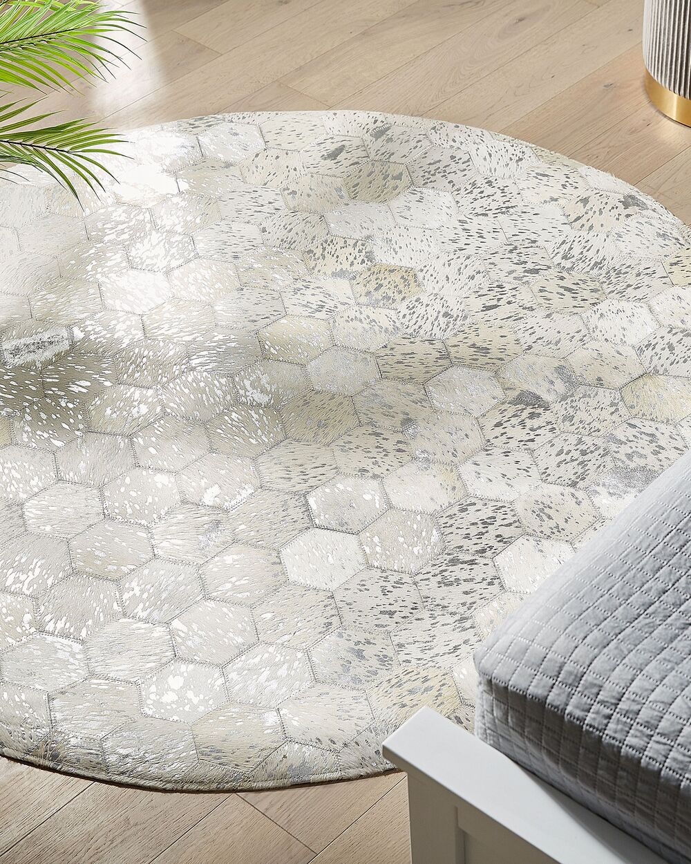 Round Cowhide Area Rug ⌀ 140 cm Silver BOZKOY Beliani.co.uk