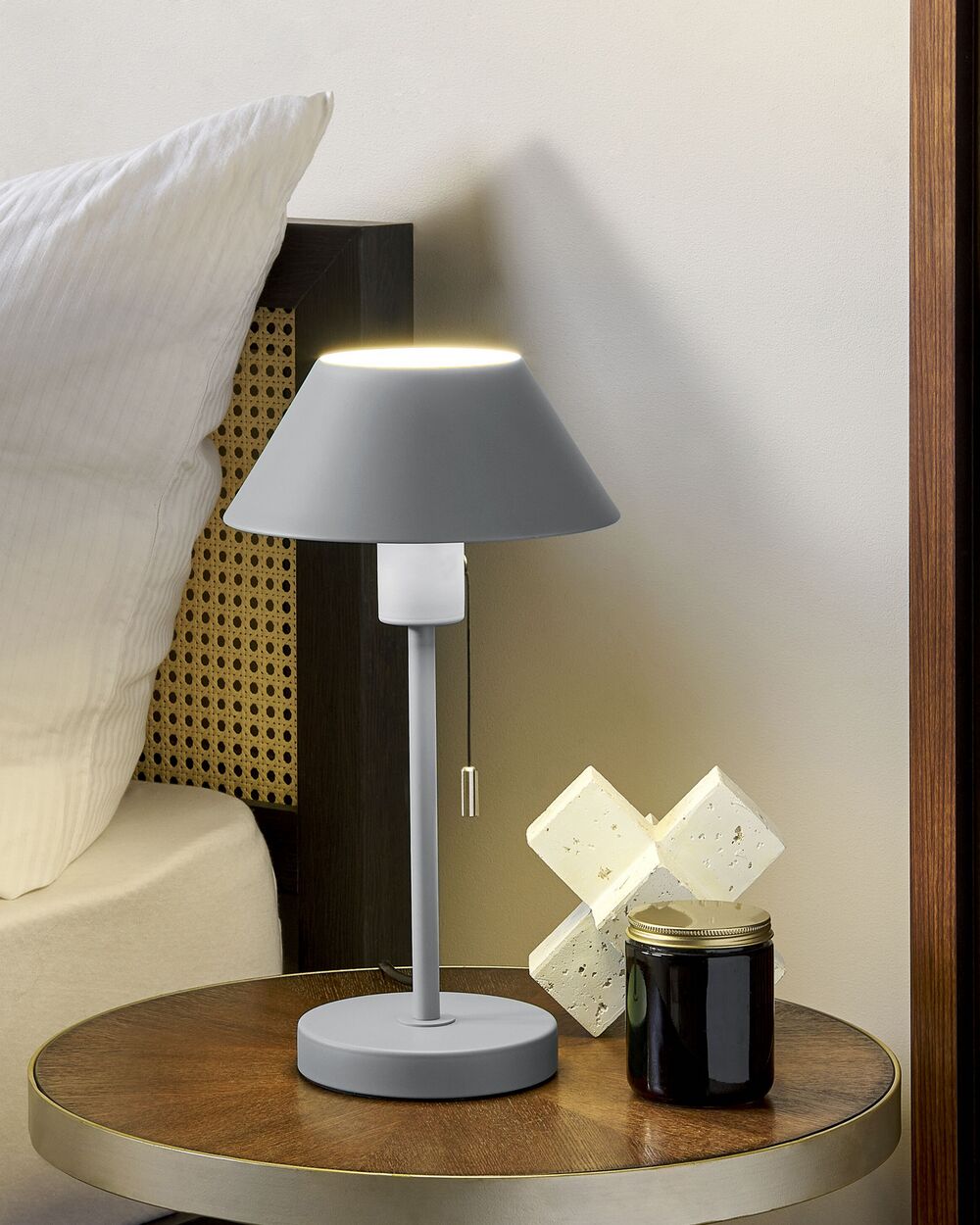 Modern nightstand deals lamps