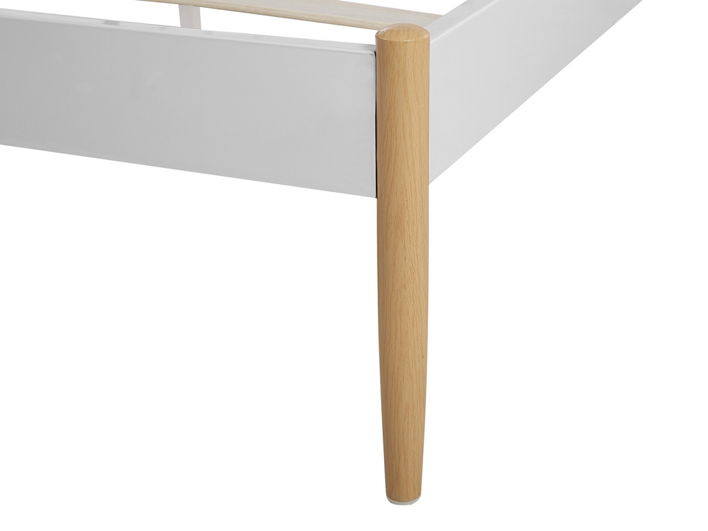 Cama de metal 180 x 200 cm blanca con patas de madera clara base de listones