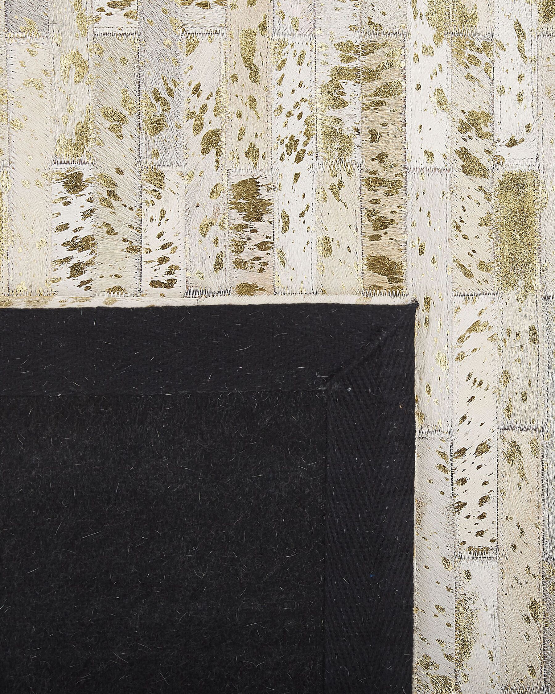 Alfombra de piel patchwork dorada/beige 140x200 cm TOKUL | Beliani.es