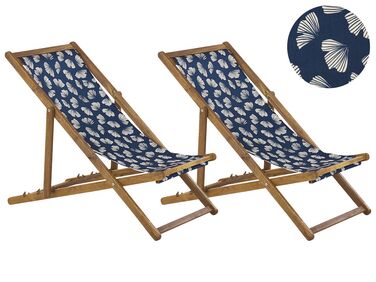 Set med 2 hopfällbara solstolar i akaciaträ och 2 ersättningstyger ljust trä/off-white/marinblå blommigt mönster ANZIO