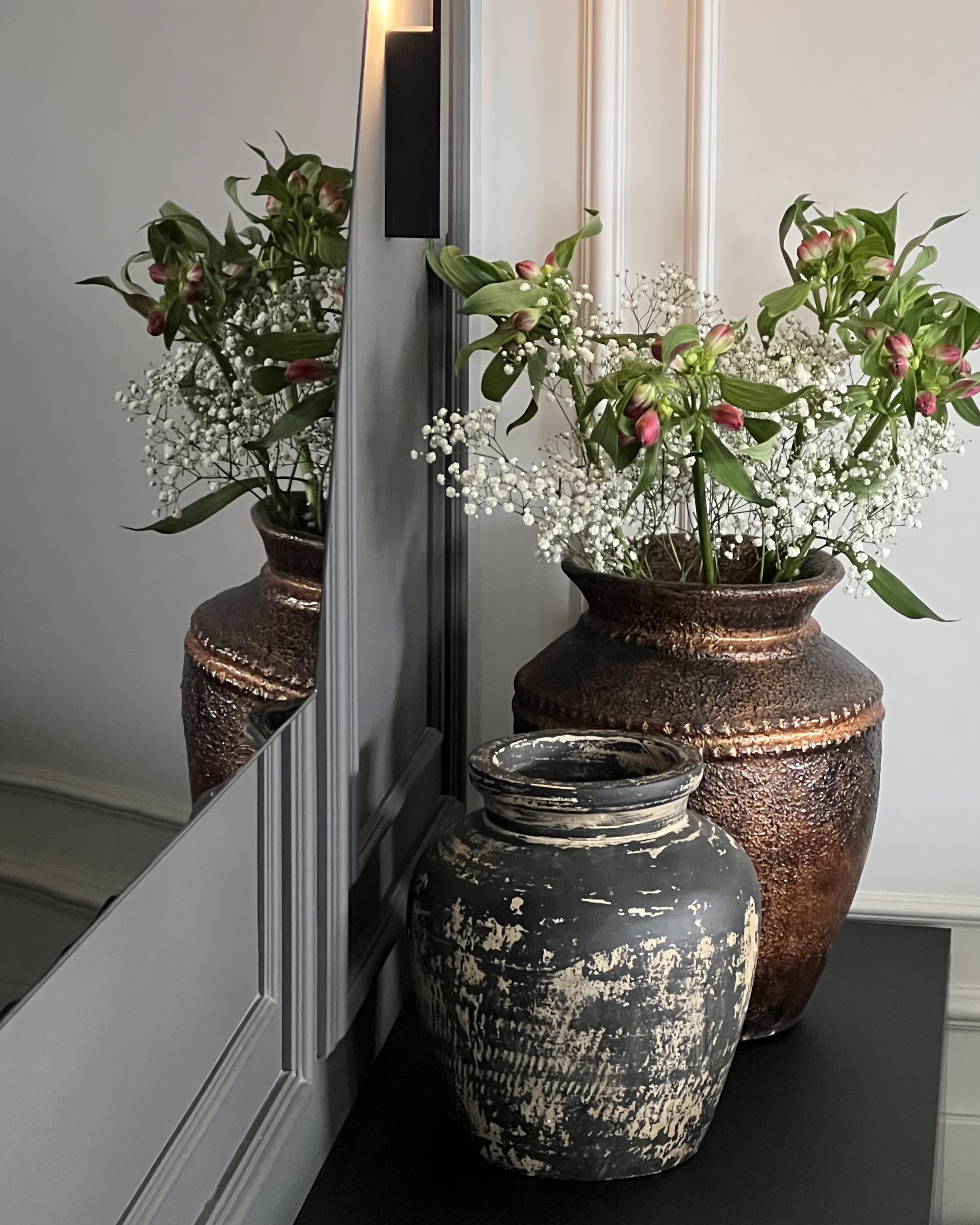 Terakotová dekorativní váza 33 cm černá/bílá LINDOS_913518
