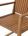 Sedia da giardino in legno marrone chiaro con cuscino a strisce blu SASSARI_776053