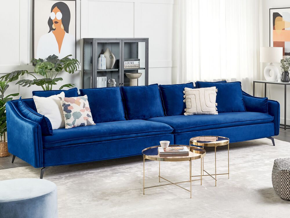 Salon glamour et moderne avec canapé en velours bleu marine