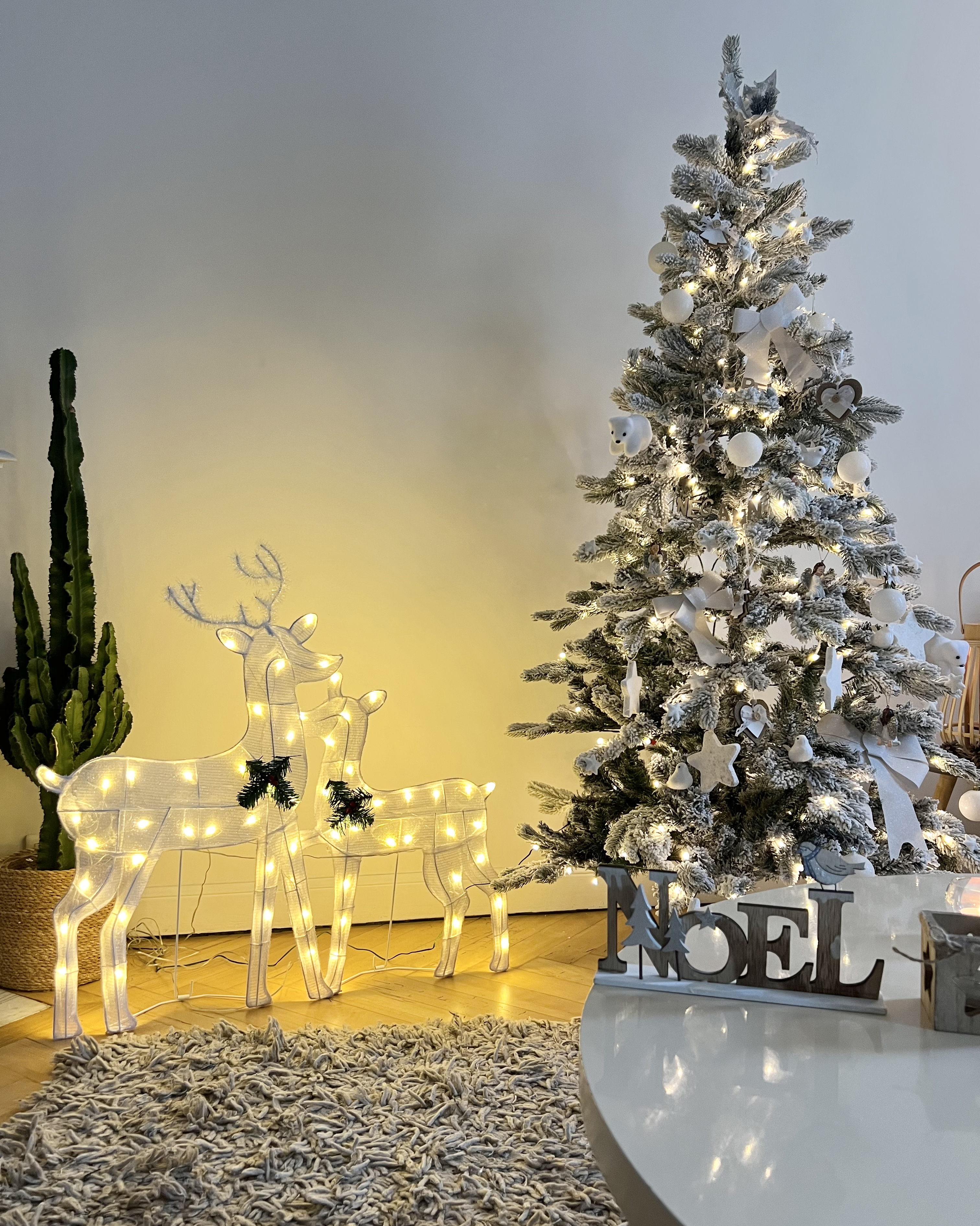 Sapin de Noël LED effet neige 180 cm blanc TATLOW_842725