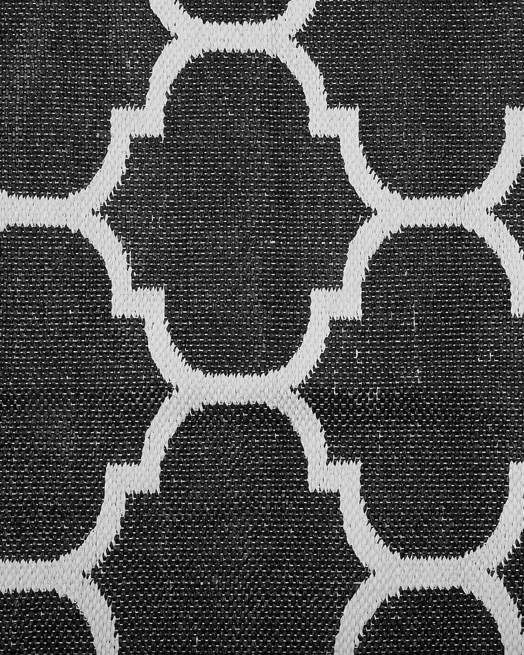 Outdoor Teppich schwarzweiß 140 x 200 cm zweiseitig ALADANA Beliani.de