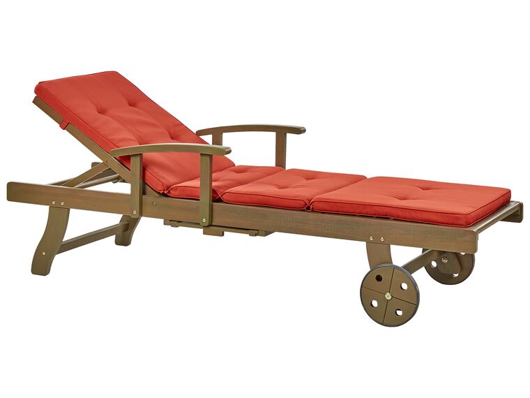 Chaise longue inclinable en bois d'acacia avec coussin rouge AMANTEA_880081