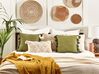 Bawełniana poduszka dekoracyjna z frędzlami 45 x 45 cm zielona LYNCHIS_838691