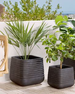 Kukkaruukku polyhartsi musta 38 x 38 cm PARIKIA Kukkaruukku polyhartsi musta 38 x 38 cm PARIKIA