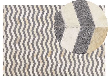 Kožený koberec v šedé a béžové barvě 140 x 200 cm BAGGOZE 