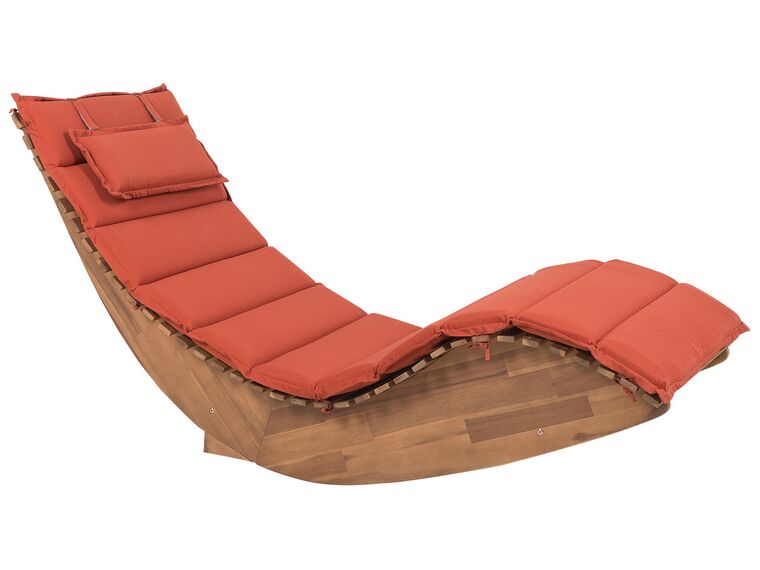 Chaise longue en bois naturel et coussin rouge BRESCIA_746569