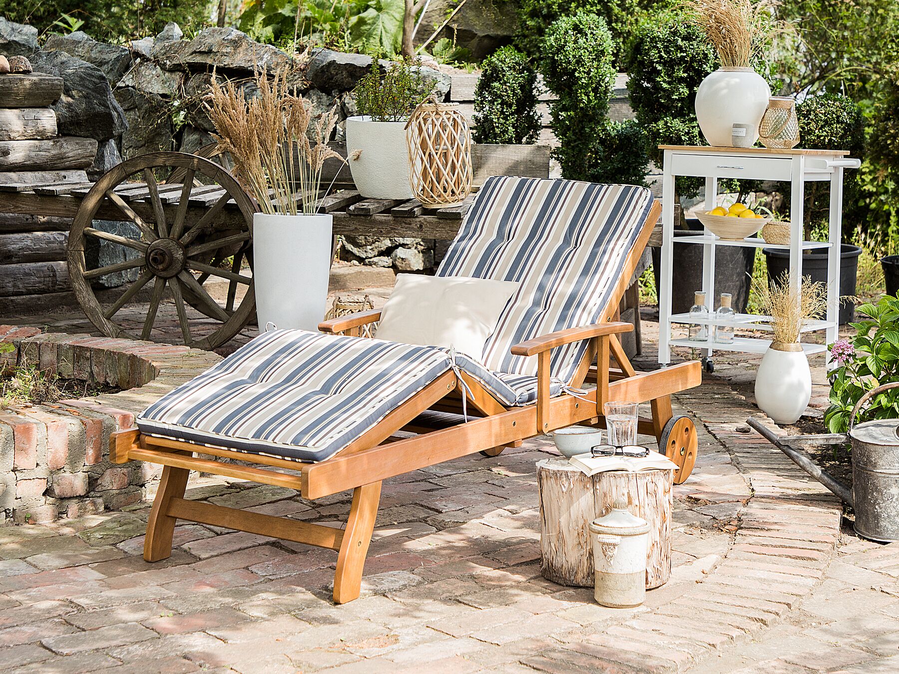 Tumbona de jardín en madera con cojín azul/beige JAVA | Beliani.es