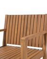 Sedia da giardino in legno marrone chiaro con cuscino a strisce blu SASSARI_776052