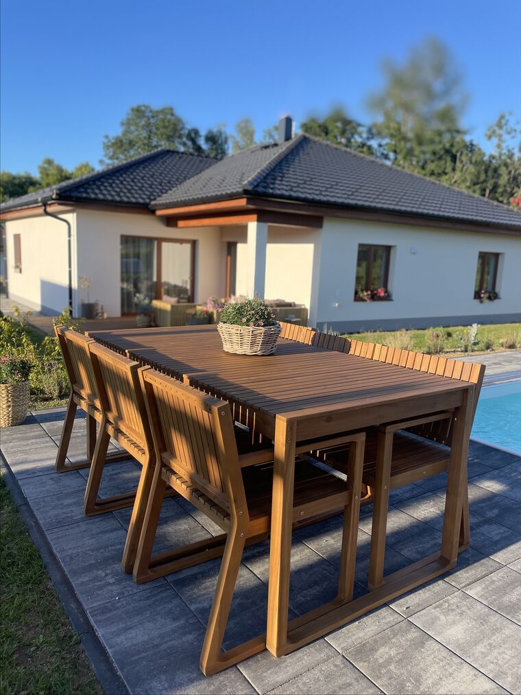 Ensemble de jardin en bois avec 6 chaises et table à roulette SASSARI Beliani.fr