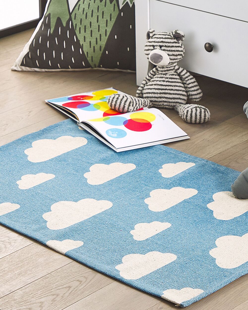 Meraviglioso blu e giocoso tappeto rettangolare per bambini con le sue  nuvole.