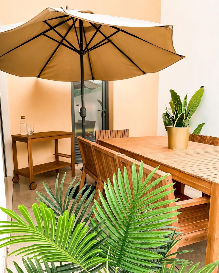 Ensemble de jardin en bois avec 8 chaises et table à roulette SASSARI Beliani.fr