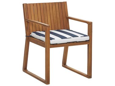  Zahradní židle ze světle hnědého dřeva s modrým pruhovaným polštářem SASSARI