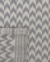 Tapis extérieur au motif zigzag gris 60 x 90 cm MANGO_766462