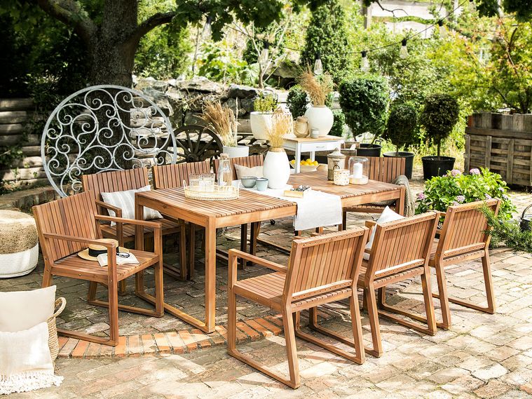 Ensemble de jardin en bois avec 8 chaises et table à roulette SASSARI Beliani.fr