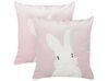 Conjunto de 2 almofadas decorativas com padrão de coelhos bordado em veludo rosa 45 x 45 cm IBERIS_901963