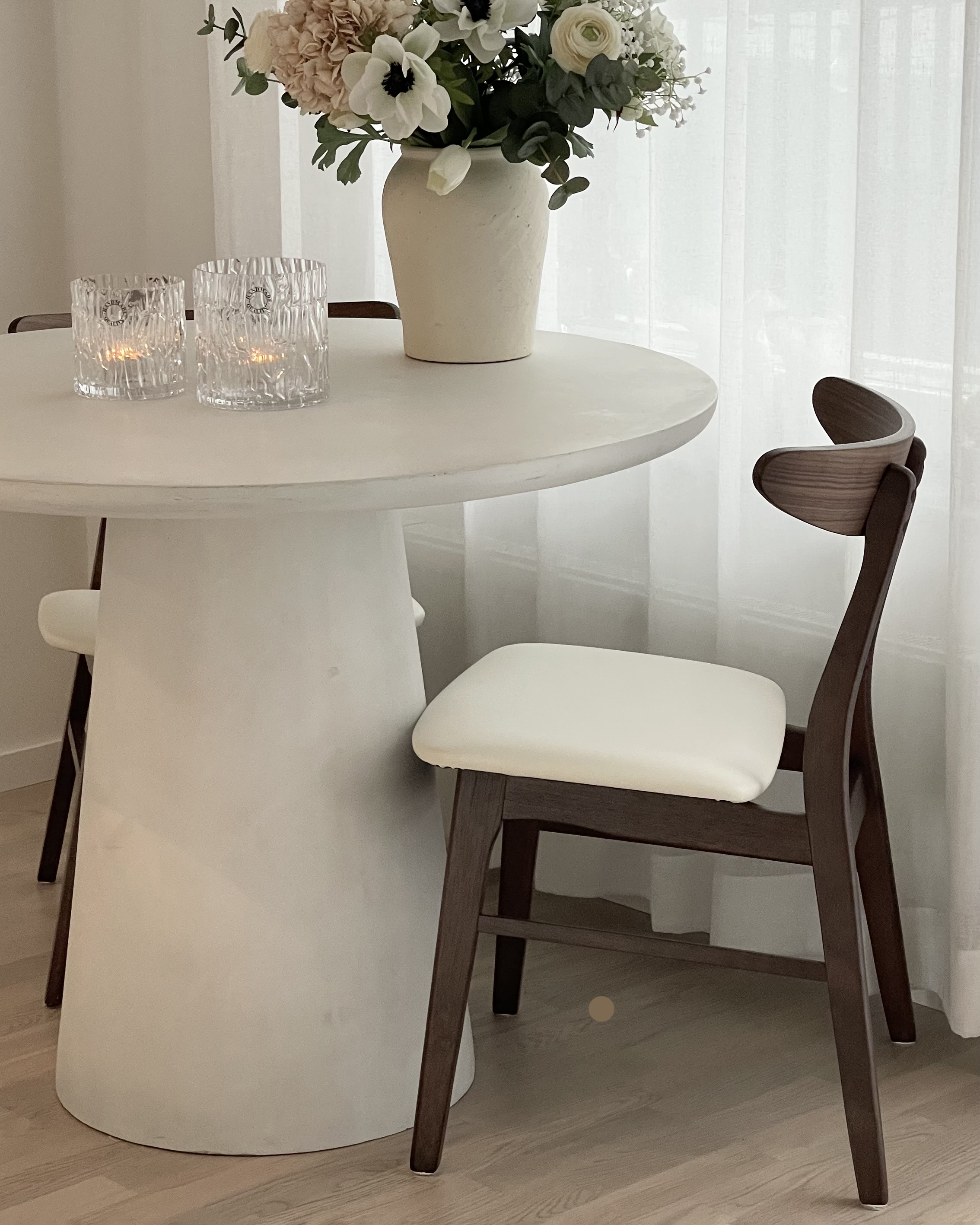 Conjunto de 2 cadeiras de jantar em madeira castanha escura e branco LYNN_879562