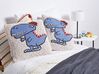2 bawełniane poduszki dla dzieci z motywem dinozaura 45 x 45 cm beżowo-niebieskie GAMBIR_905284