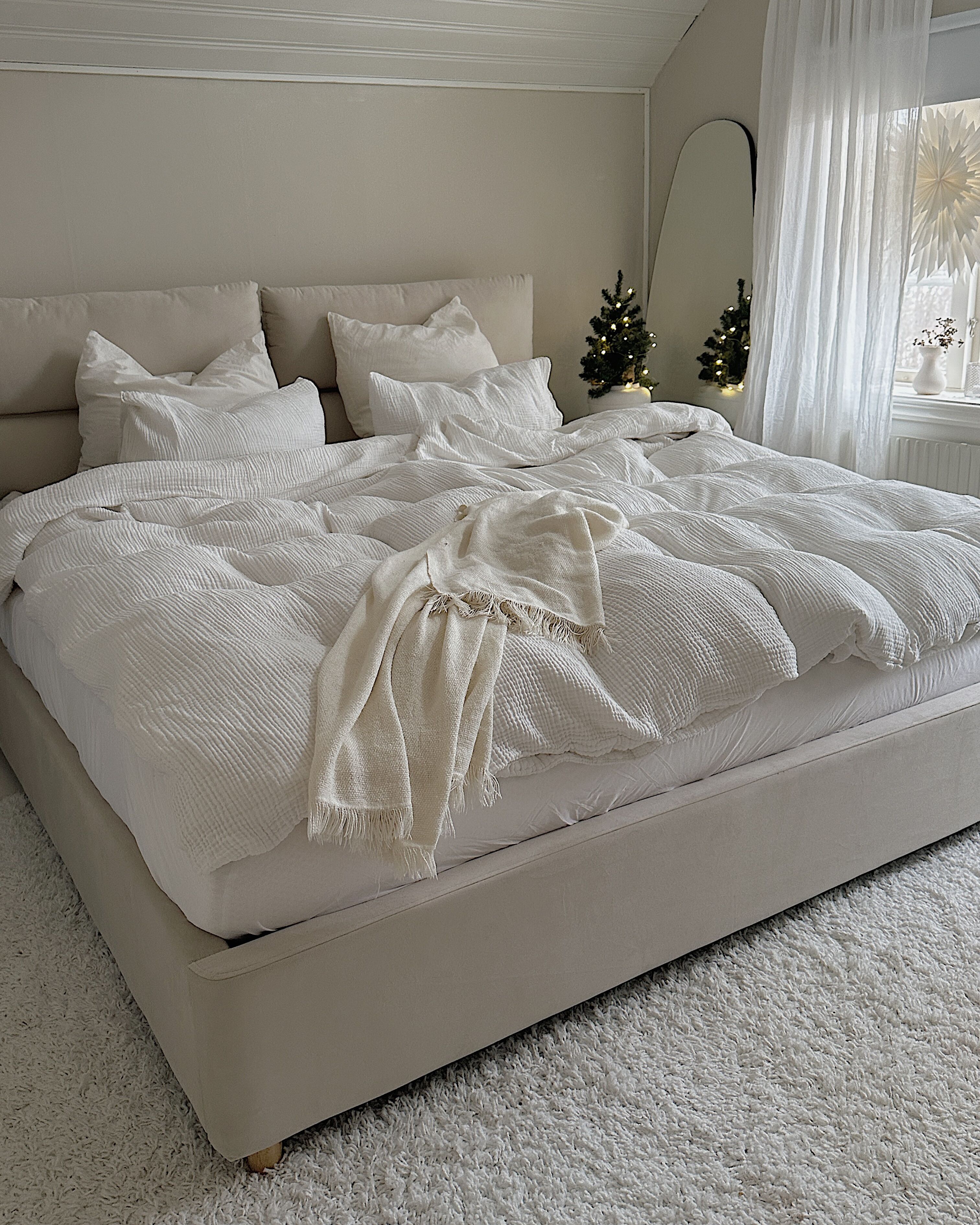 Sametová postel s úložným prostorem 160 x 200 cm béžová BATILLY_907728