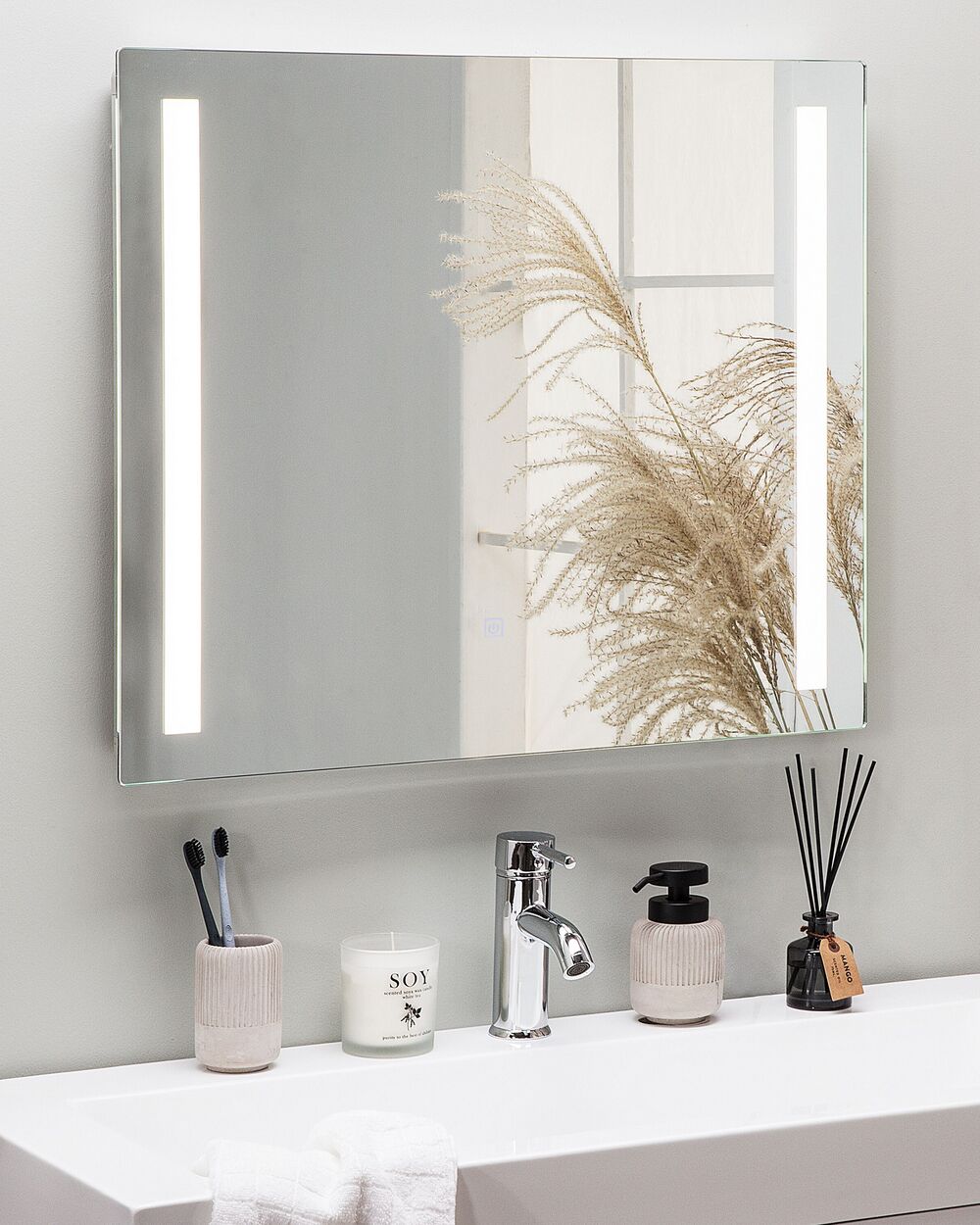 Badspiegel mit LED-Beleuchtung rechteckig 60 x 70 cm LIRAC | Beliani.de