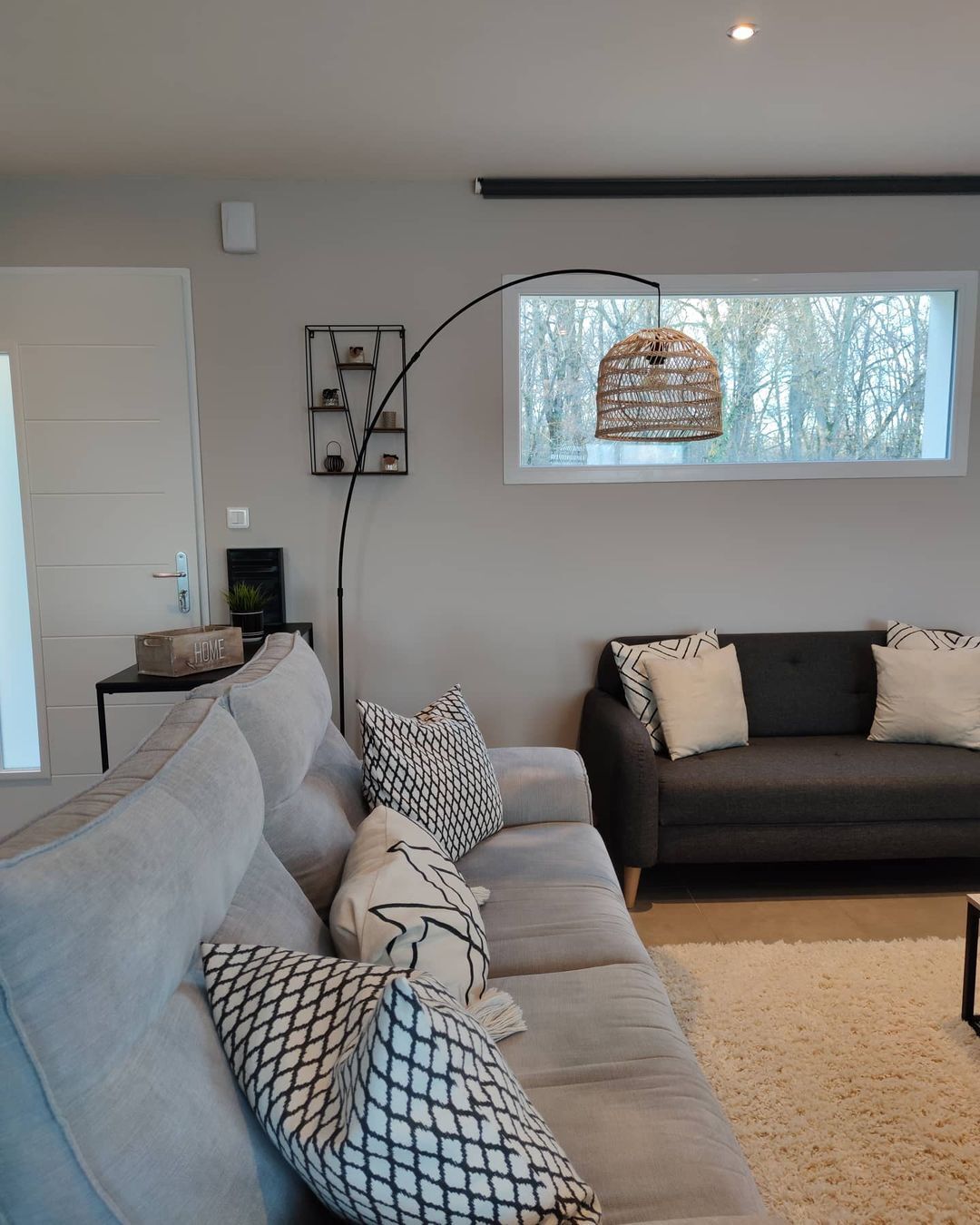Lampe sur pied avec abat-jour en rotin clair GUAVIARE | Beliani.fr