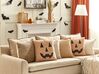 Welurowa poduszka dekoracyjna z motywem dyni halloweenowej 45 x 45 cm beżowa SEBES_830172
