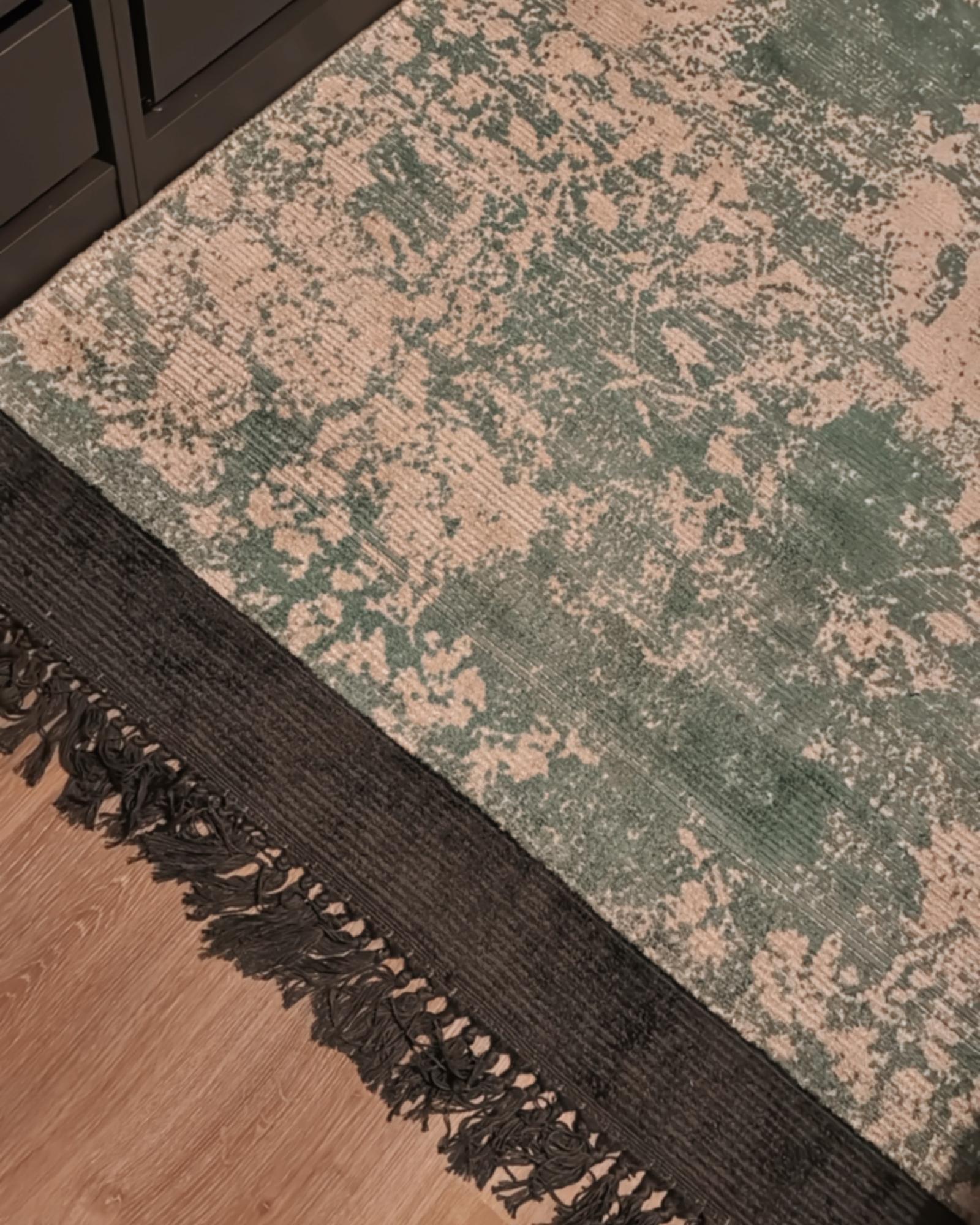 Viskózový koberec 140 x 200 cm zelená/béžová/čierna AKARSU_915807