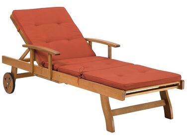 Chaise longue en bois naturel avec coussin rouge JAVA
