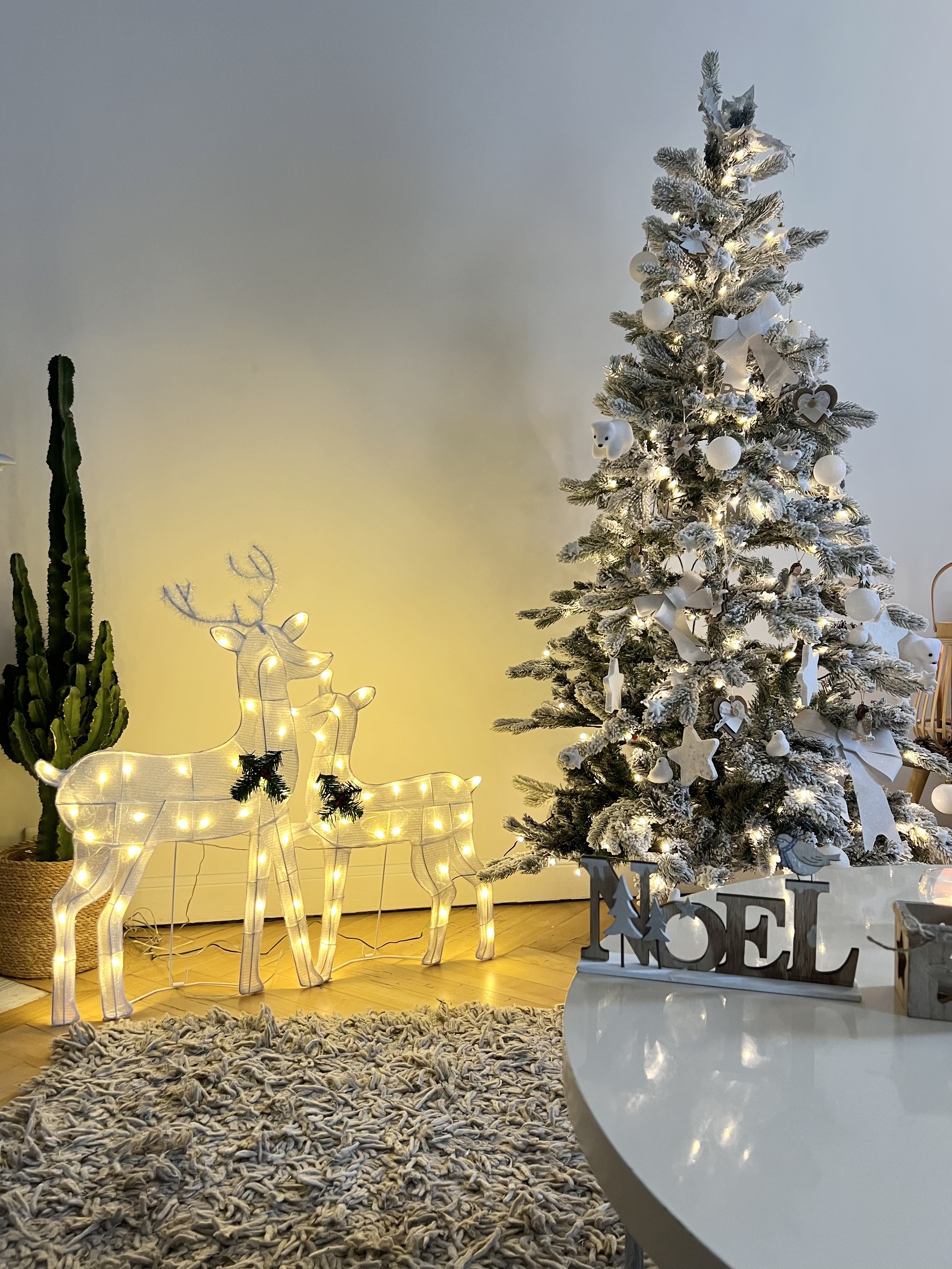 Künstlicher Weihnachtsbaum mit LED Beleuchtung schneebedeckt 210 cm weiß TATLOW_844623