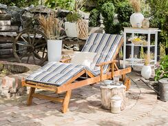 Akaasiapuinen aurinkotuoli raidallisella pehmusteella JAVA Akaasiapuinen aurinkotuoli raidallisella pehmusteella JAVA