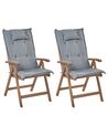 Conjunto 2 cadeiras de jardim em madeira escura de acácia e almofadas cinzentas AMANTEA_879721