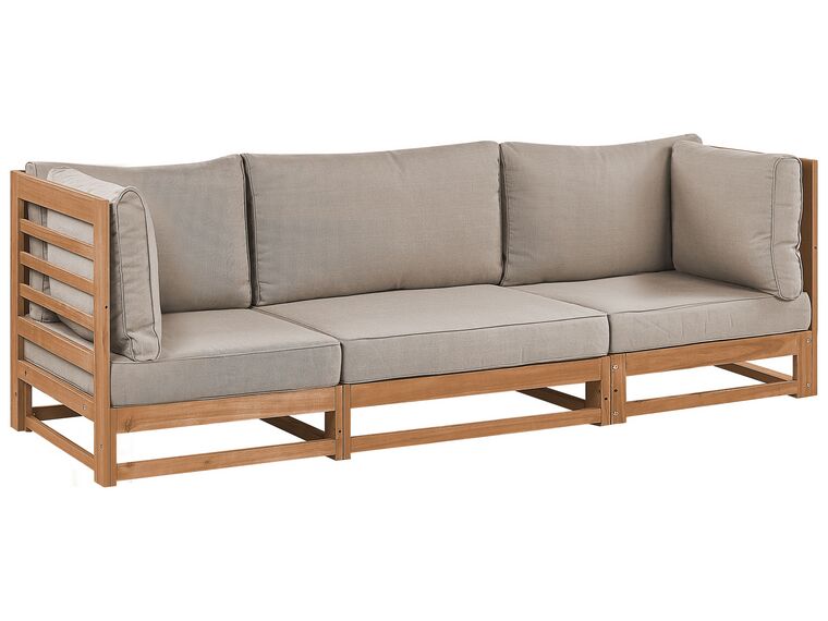 Háromszemélyes tópszínű akácfa kanapé szürke párnákkal TRANI_847229