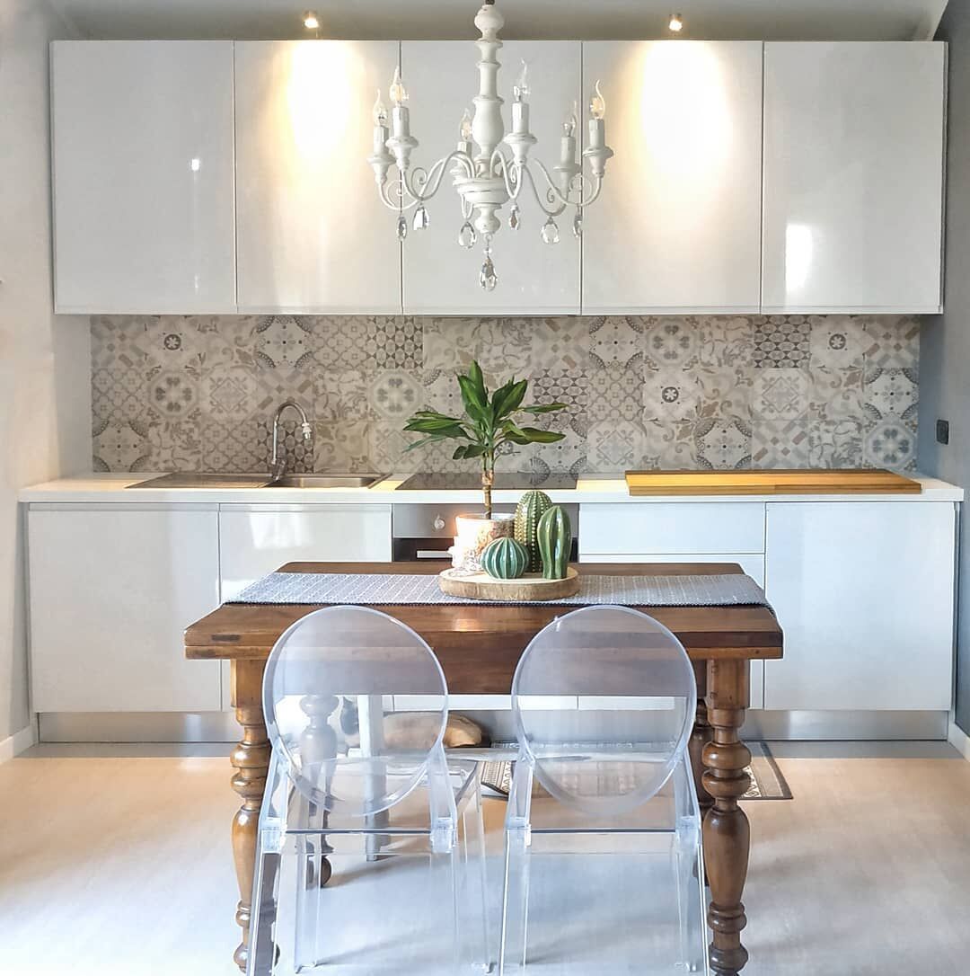 Conjunto de 4 sillas de comedor transparente azul MERTON | Beliani.es